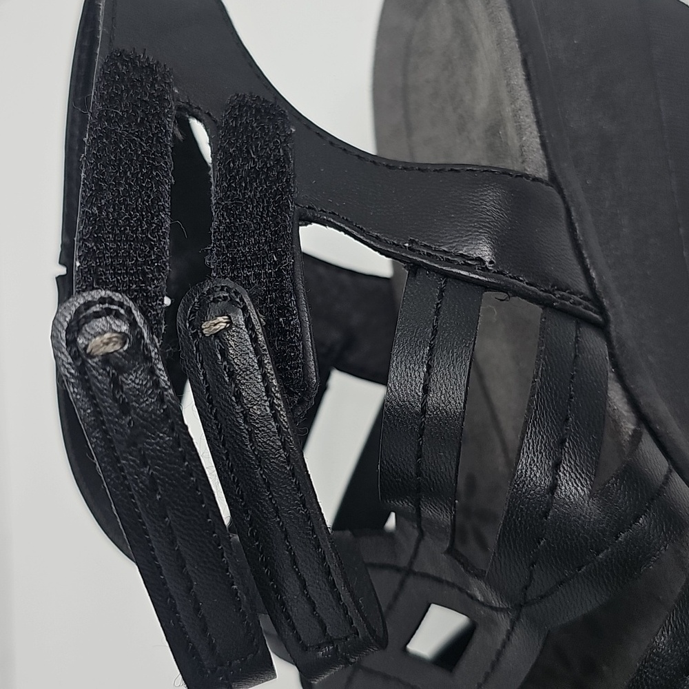 Baretraps Women Black Sandals with Criss-Cross Design - Picture 12 of 15